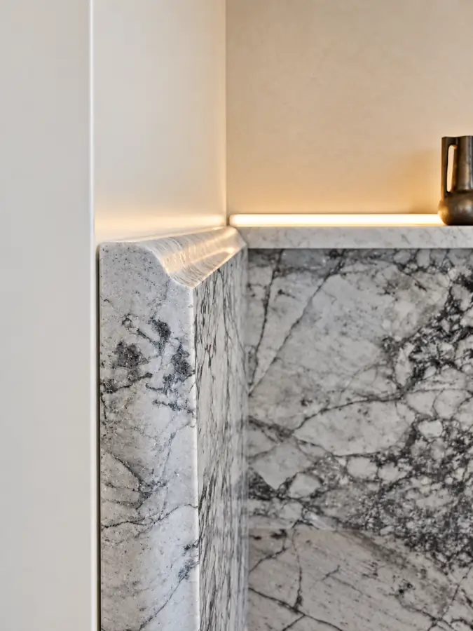 Kitchen: Stone mitre at the hood wall