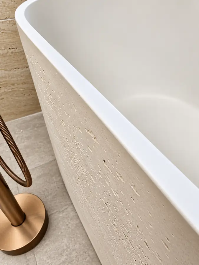 Bathrooms: Tub edge: the carved stone