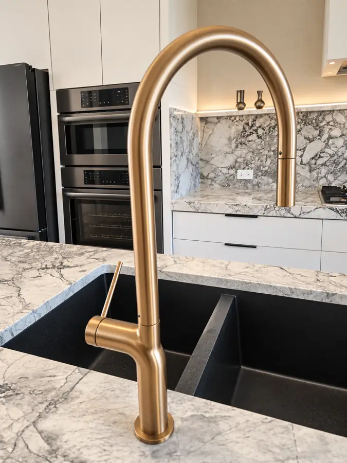 Kitchen: Kitchen faucet, rose gold, at the composite sink